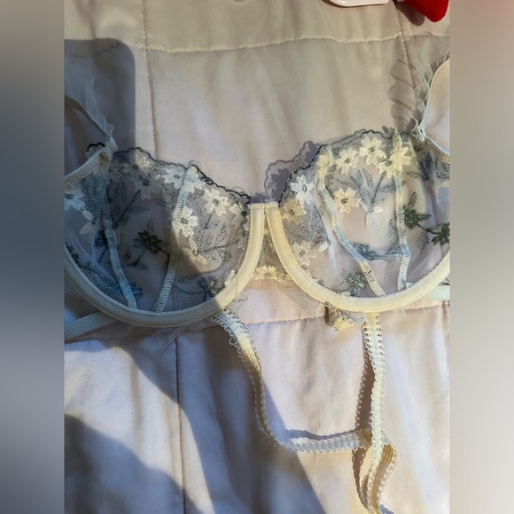 Size M bralette with matching thong - Picture 7 of 7